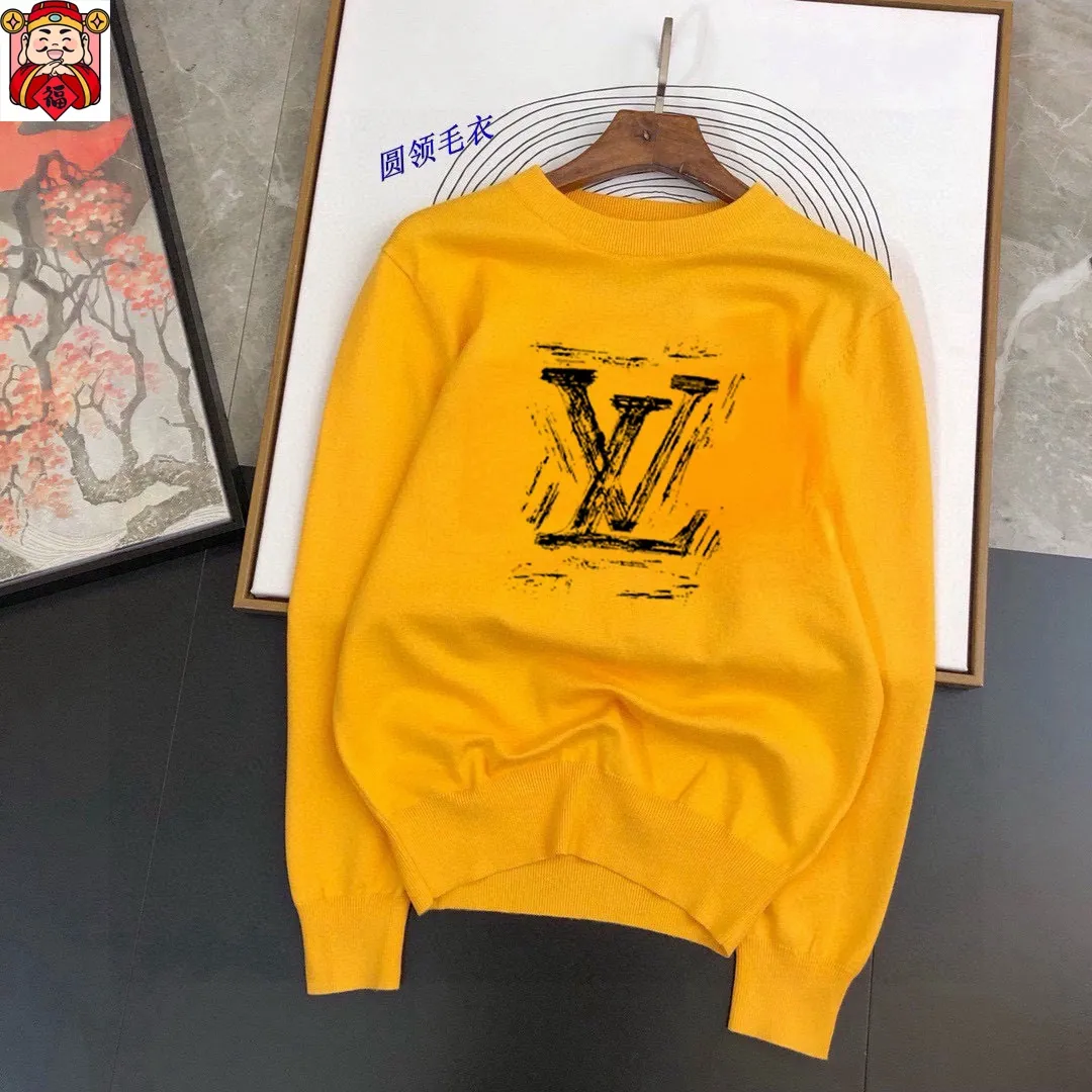 🅿️240 【LV Louis Vuitton】Autumn and winter classic round neck pullover sweater, in full condition! ! ! Wool blended fabric, the latest model in 2025, golden ratio! ! Slim-fitting soft gold, versatile and practical item, the combination and practicality are extremely powerful, simple and elegant, and classy! To create your own style, it is highly recommended to buy it in two colors. The standard slim fit tailoring process is suitable for both young and old men. It is knitted from wool and will not cause any discomfort! While keeping warm, it is stylish, textured and wearable, and the classic logo with contrasting colors on the chest feels in place! ! Recommended for regular customers! ! Size M-3XL (maximum wear: 190 pounds)